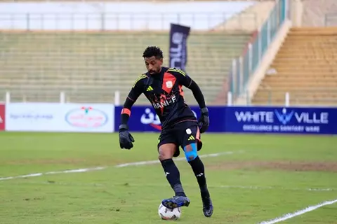 "لمس الكرة باليد خارج منطقة الجزاء".. تقنية الفيديو تثير الجدل في مباراة فاركو وطلائع الجيش